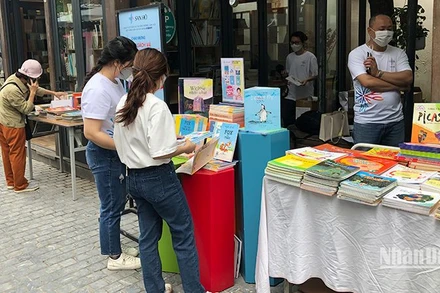 Độc giả hiện nay tự bảo vệ mình bằng cách lựa chọn mua sách tại những địa chỉ uy tín.