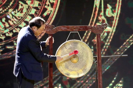 Bộ trưởng Văn hóa, Thể thao và Du lịch thực hiện nghi thức đánh cồng khai mạc Liên hoan phim. (Ảnh: KHIẾU MINH)