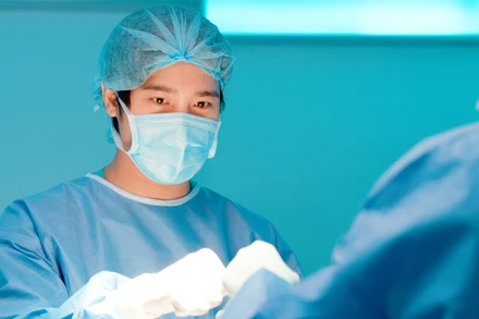 Trần Phong trong vai bác sĩ Phạm Hoàng Nam. (Ảnh: BHD cung cấp)