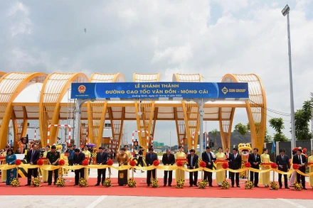 Lễ cắt băng khánh thành tuyến cao tốc Vân Đồn-Móng Cái. (Ảnh: TRẦN HẢI)