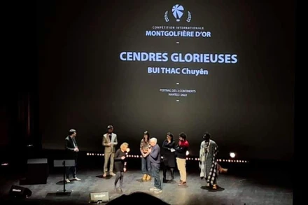 Ban giám khảo công bố giải thưởng cho phim "Tro tàn rực rỡ". (Ảnh: FP phim)