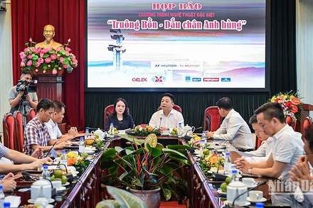 Ban tổ chức thông tin về chương trình nghệ thuật. (Ảnh: THÀNH ĐẠT)