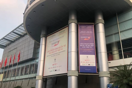 Trung tâm Chiếu phim Quốc gia với các pano quảng bá Liên hoan phim. (Ảnh: TUYẾT LOAN)