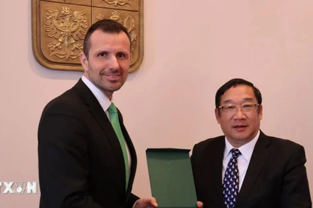 Thượng tướng Phạm Hoài Nam và Thứ trưởng Quốc phòng Cộng hòa Séc Daniel Blazkovec. (Ảnh: TTXVN)