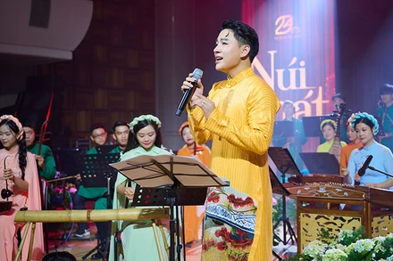 Trần Tùng Anh trong buổi ra mắt album. (Ảnh: VŨ TOÀN)