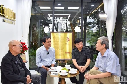 Buổi trò chuyện giữa các văn, nghệ sĩ về nhạc sĩ Văn Cao. (Ảnh: NHẬT QUANG)