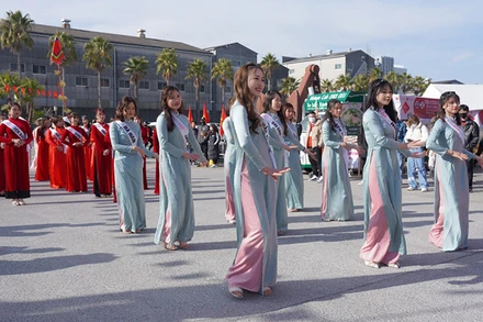 Tà áo dài khoe sắc tại Nhật Bản trong chương trình Tết Việt. (Ảnh: Ban tổ chức)