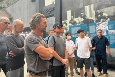 Matthew McConaughey cùng các thành viên trong đoàn tại khu di tích Nhà tù Hỏa Lò. (Ảnh: Ban quản lý khu di tích)