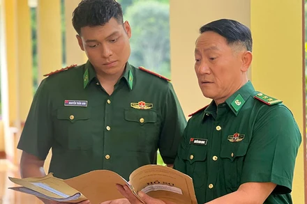 NSƯT Hoàng Hải và nghệ sĩ Phan Thắng trong phim. (Ảnh: VTV)