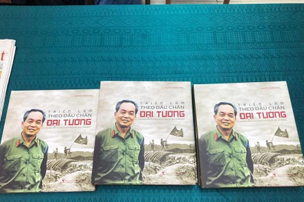 Sách thơ "Theo dấu chân Đại tướng".