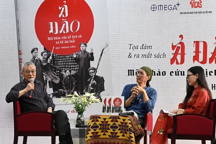 Nhà nghiên cứu Đặng Hoành Loan, nhà nghiên cứu Bùi Trọng Hiền và Giám đốc Omega Books Plus Trần Hoài Phương tại buổi ra mắt sách. (Ảnh: Ban tổ chức cung cấp)