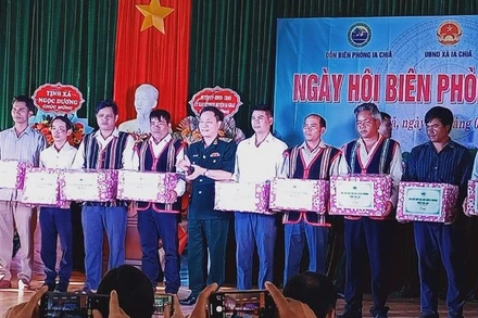 Tặng quà cho các hộ nghèo xã Ia Chía.