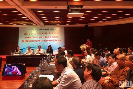 Đông đảo chuyên gia, nghệ nhân dân gian, nhà quản lý đã đến dự hội nghị.