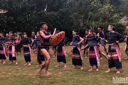 Trình diễn dân ca dân vũ tại Làng.