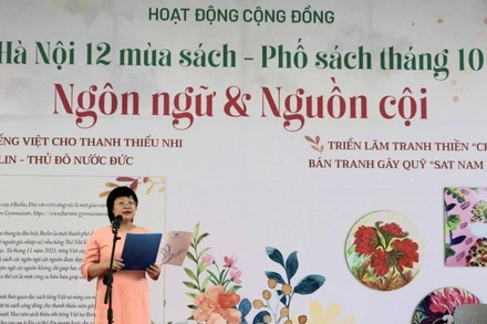 Giám đốc, Tổng Biên tập Nhà xuất bản Phụ nữ Khúc Thị Hoa Phượng phát biểu tại Lễ khai mạc. (Ảnh: Nhà xuất bản Phụ nữ)