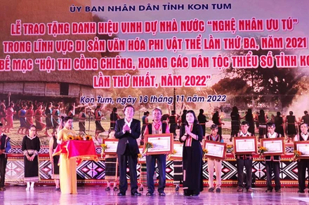 Gắn huy hiệu, trao Bằng Nghệ nhân ưu tú và hoa cho các nghệ nhân được vinh danh.