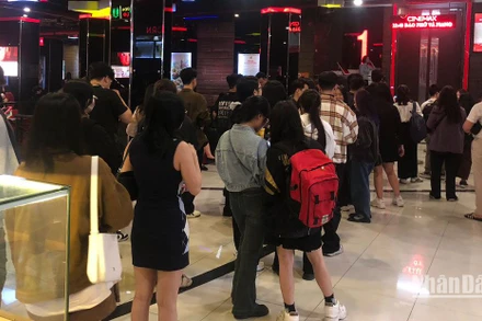 Khán giả xếp hàng chờ vào rạp xem "Đào, Phở và Piano" hồi đầu năm. (Ảnh: VŨ ANH)