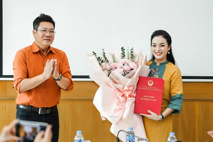 NSƯT Tân Nhàn nhận Quyết định bổ nhiệm từ NSND Quốc Hưng. (Ảnh: NS cung cấp)