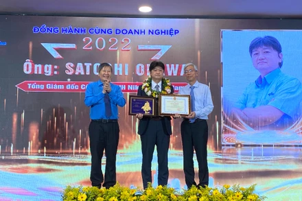 Phó Chủ tịch Ủy ban nhân dân Thành phố Hồ Chí Minh Võ Văn Hoan và Phó Chủ tịch Tổng Liên đoàn Lao động Việt Nam Trần Thanh Hải trao Bằng khen vinh danh các doanh nghiệp tiêu biểu.