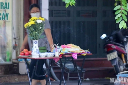 Mâm cúng chúng sinh ngày rằm tháng 7 tại Hà Nội. (Ảnh: HÀ NAM)