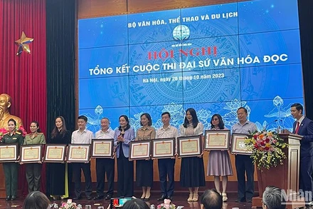 Trao giải thưởng cho các tập thể thành tích xuất sắc trong quá trình tổ chức cuộc thi.