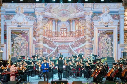 Nghệ sĩ Nhân dân Quốc Hưng thể hiện tác phẩm “Việt Nam quê hương tôi” của nhạc sĩ Đỗ Nhuận với bản phối khí cho dàn nhạc giao hưởng. (Ảnh: Ban tổ chức)