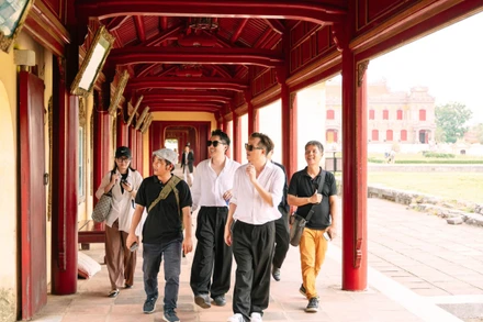 Đoàn làm phim đi khảo sát tại điện Kiến Trung. (Ảnh: Galaxy Studio)