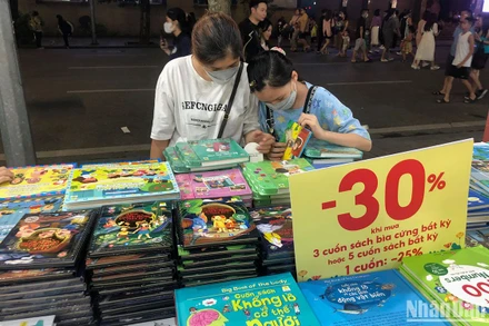 Bạn đọc chọn sách tại Hội sách Hà Nội 2022.