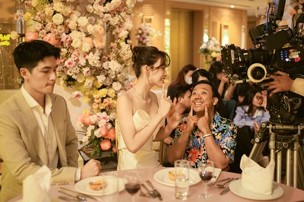 Đạo diễn Trấn Thành cùng các diễn viên Tiểu Vy, Quốc Anh trong một cảnh quay. (Ảnh: Galaxy Studio)