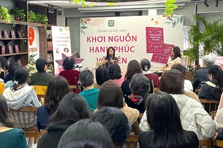 Buổi ra mắt sách “Khơi nguồn hạnh phúc vô biên” diễn ra ấm cúng với sự có mặt của tác giả Amy Nguyễn và diễn giả, TS Ngô Bích Ngọc. (Ảnh: 1980 Books) 