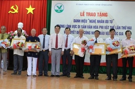 Trao bằng công nhận Nghệ nhân ưu tú tại tỉnh Vĩnh Long. (Ảnh: BÁ DŨNG)
