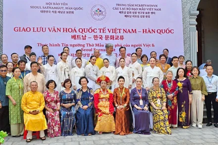 Các đại biểu Việt Nam và Hàn Quốc trong chương trình giao lưu.