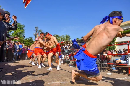 Giao lưu kéo co tại đền Trấn Vũ. (Ảnh: NHẬT QUANG)
