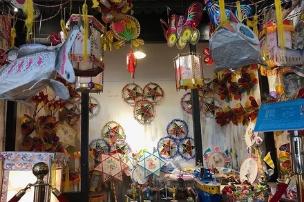 Trưng bày đồ chơi Trung thu truyền thống ở Hoàng thành Thăng Long.