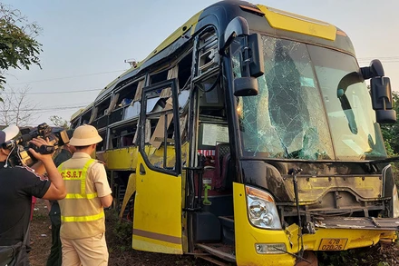 Xe khách bị hư hỏng nặng.