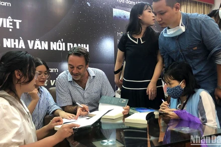 Nhà văn trinh thám Pháp Michael Bussi giao lưu với độc giả ở Hà Nội năm 2022.