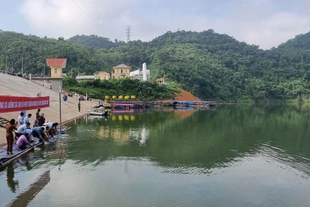 Thả cá xuống hồ thủy lợi Nặm Cắt. 
