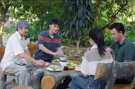 Cảnh gia đình ông Nhân quây quần trong phim. (Ảnh: VFC)