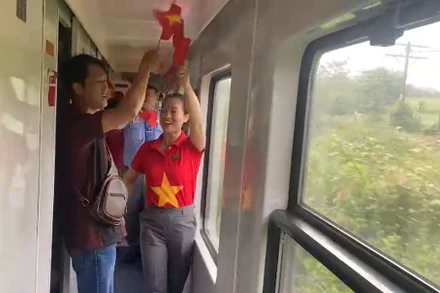 Du khách và nhân viên trên tàu hát bài "Như có Bác trong ngày vui đại thắng".