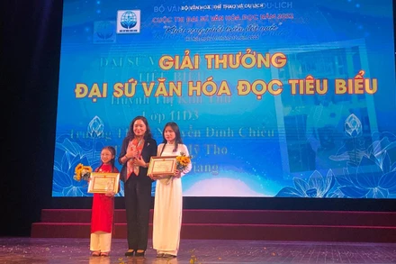 Hai tác giả giành giải Đại sứ Văn hóa đọc tiêu biểu năm 2022.