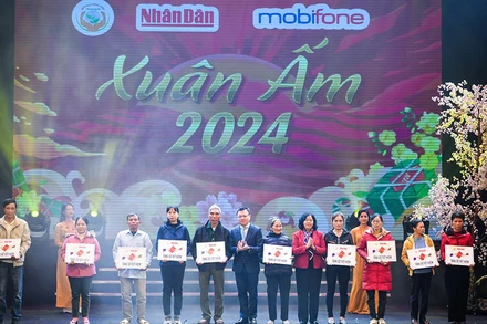 Đồng chí Bùi Thị Minh Hoài và đồng chí Lê Quốc Minh trao sổ tiết kiệm cho đại diện các gia đình.