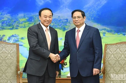Thủ tướng Phạm Minh Chính tiếp Bộ trưởng Y tế Lào Bounfeng Phoummalaysith. (Ảnh: TRẦN HẢI)