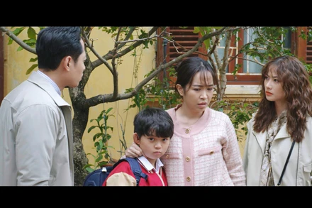 Cảnh trong phim "Dưới bóng cây hạnh phúc". (Ảnh: VFC cung cấp)