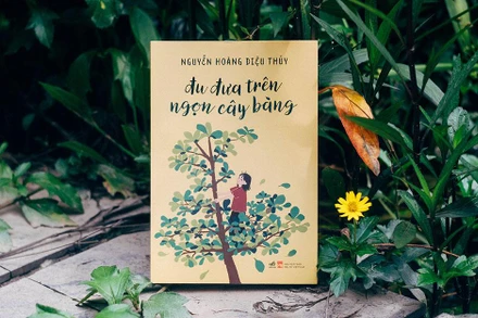 Cuốn "Đu đưa trên ngọn cây bàng{. (Ảnh: Nhã Nam cung cấp)