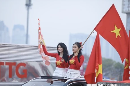 Khán giả đến sân cổ vũ cho đội tuyển Việt Nam. (Ảnh: TTXVN)