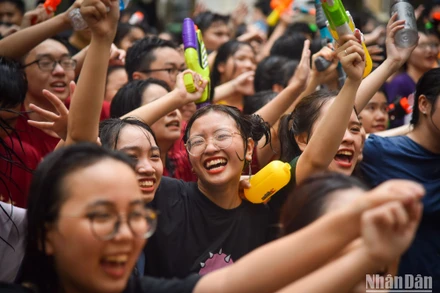 Lễ hội vui nhộn tạm biệt tuổi học trò của Học sinh THPT chuyên Ngoại ngữ