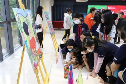 Các em nhỏ tham quan triển lãm. (Ảnh: Đại sứ quán Đan Mạch)