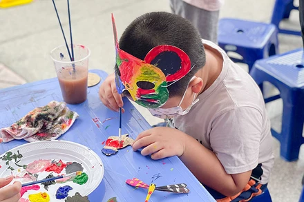 Độc giả nhỏ thực hành tô mặt nạ tại Hội sách Trung thu mùa trước. (Ảnh: Đinh Tị Books)