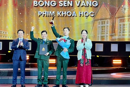 Giải Bông Sen Vàng cho phim khoa học “Nghiên cứu về Ứng dụng trong chữa cháy”. (Ảnh: ĐAQĐ)