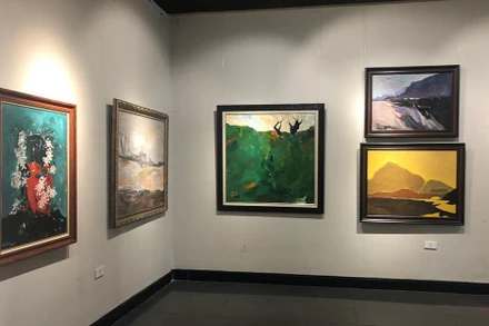 Các tác phẩm trưng bày tại triển lãm tranh "Giai điệu màu".